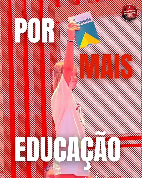 Carrossel em duas imagens. Na primeira, fundo vermelho com uma menina erguendo a Constituição e a frase "Por mais educação". Na segunda, fundo verde com uma criança erguida pela multidão e a frase "E menos violência" (1 de 2)